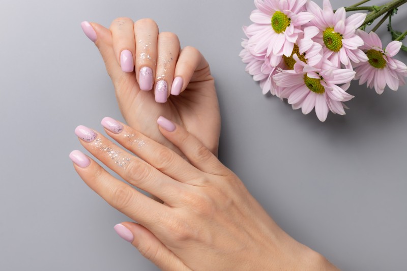 Jak wzmocnić płytkę paznokcia i dbać o skórę dłoni narażoną na działanie detergentów?